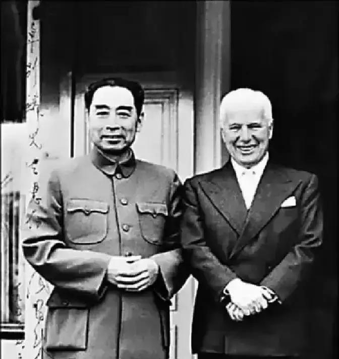 1954年，周总理宴请卓别林，卓别林指着桌子上的茅台道：“能送我一瓶吗？”周总理