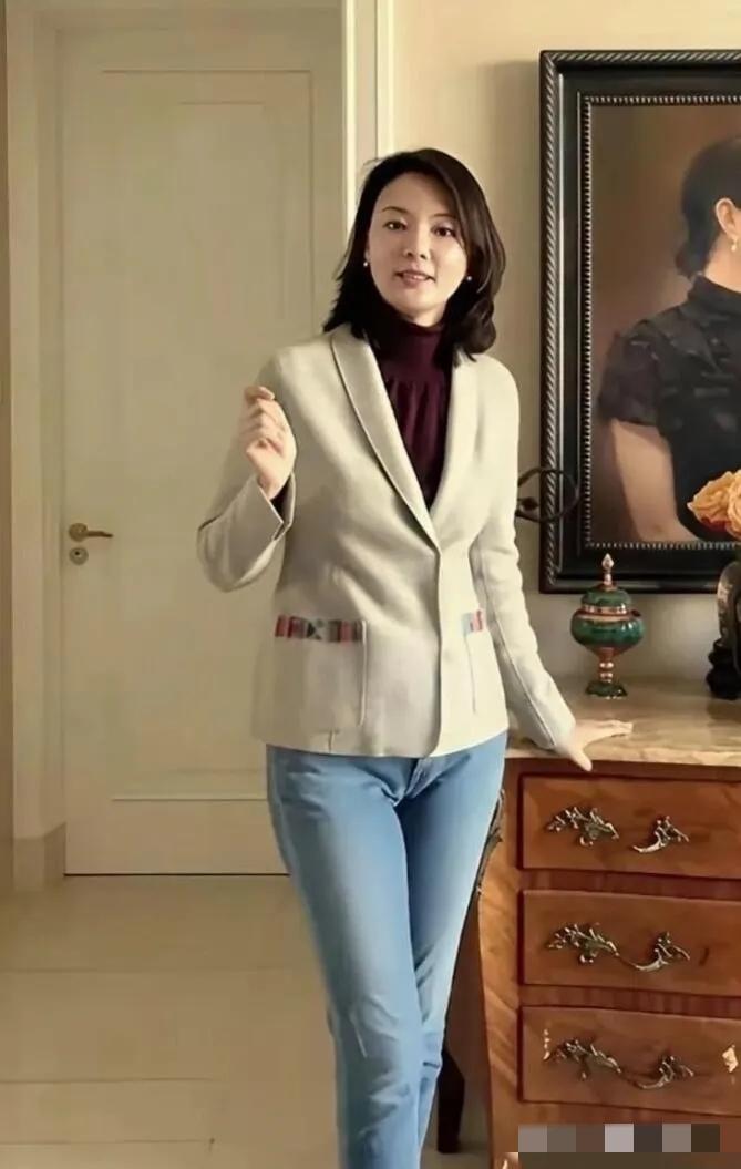 她曾经是央视最美的女神级主持人，如今已离开舞台多年，你还记得她吗？能一眼就认出来