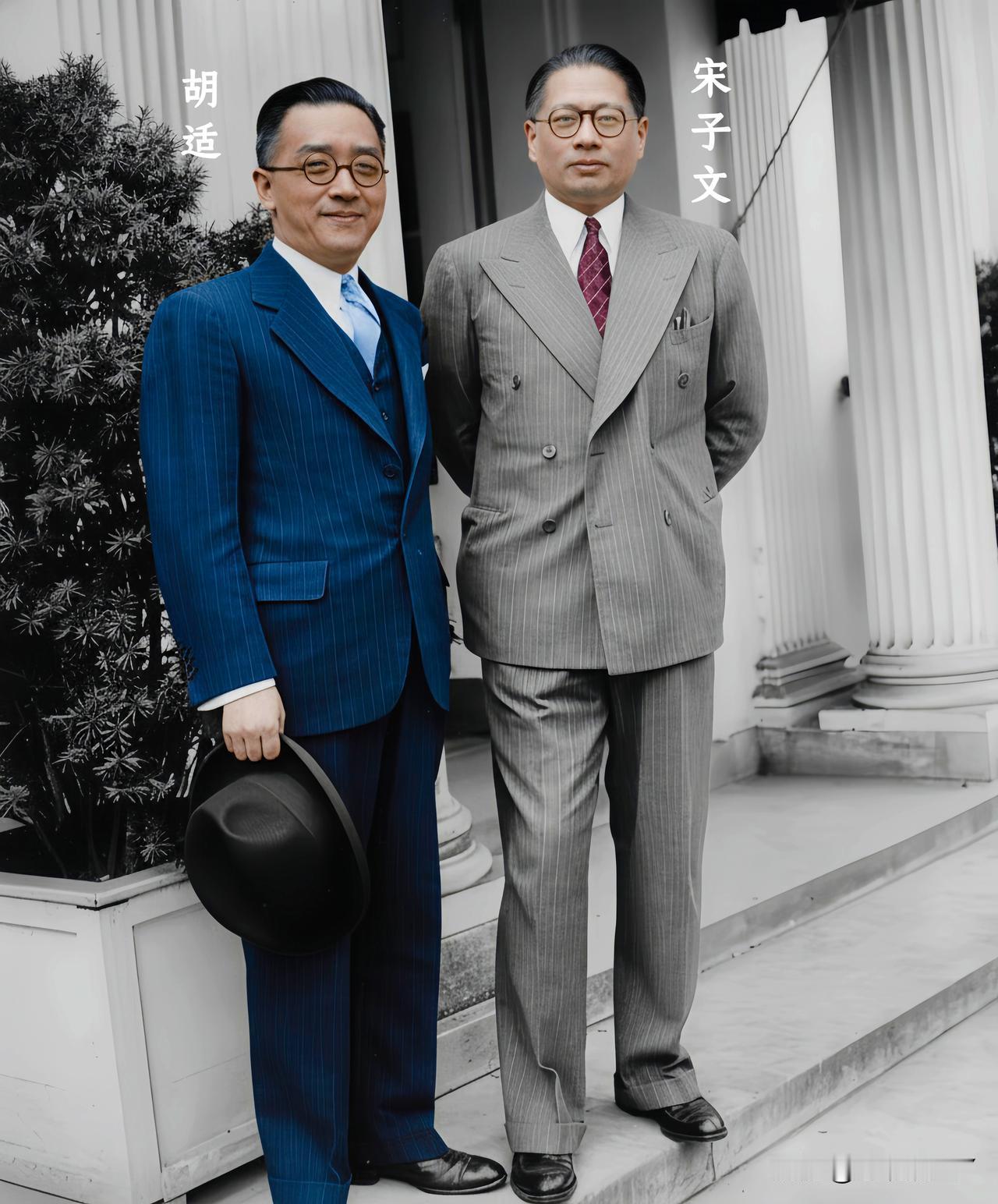这是1941年胡适与宋子文在美国留下的一张老照片，大伙儿都好好看看！这绝不是演戏
