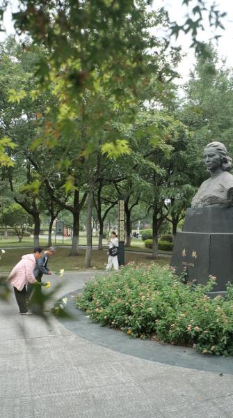 于和伟先生去吴石墓前悼念了，这两天也有很多群众去北京的吴石墓前，以及宁波枫园朱枫