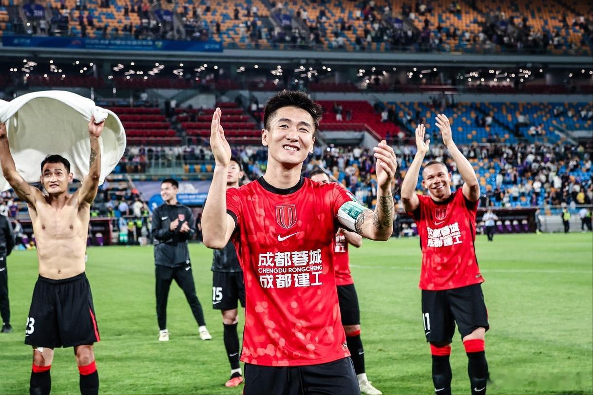 成都蓉城出征上海滩，将与中冠上海泽天踢足协杯第4轮比赛。根据足协杯规则，对手是业