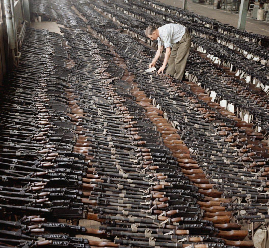 20世纪40年代，多伦多一家兵工厂的地板上，一排排崭新的布伦式轻机枪整齐排列着。