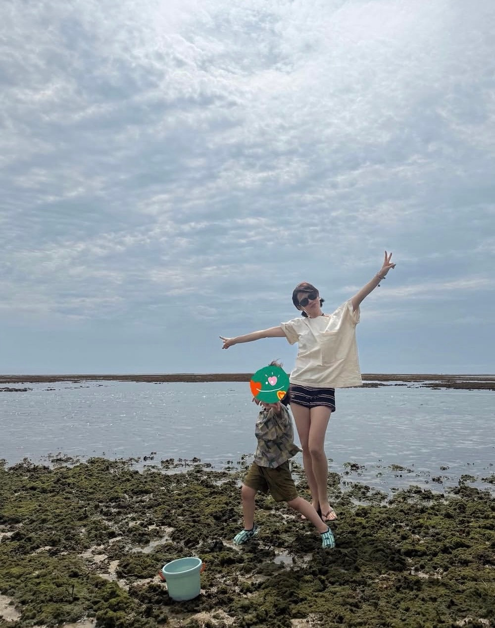 玄彬和孙艺珍的儿子都这么大了。孙艺珍在ins晒出和儿子的旅行照，母子俩的拍照po