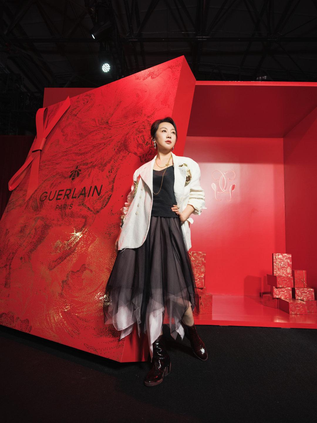 闫妮最新活动造型分享：西装搭配裙子，穿出帅气优雅感，不失时尚气质，魅力十足！