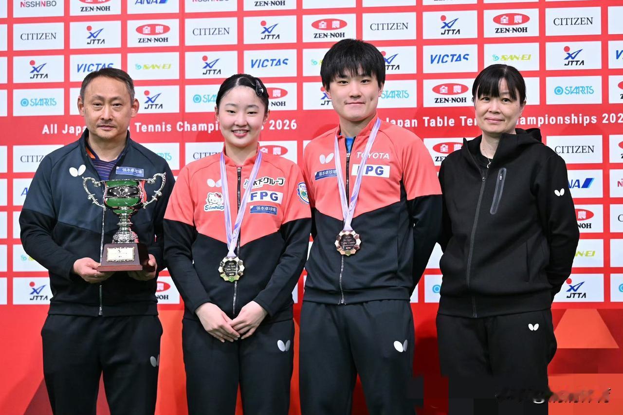 2026全日锦名场面：张本美和兑现承诺，把冠军奖杯当生日礼物送老爸，一家四口同框