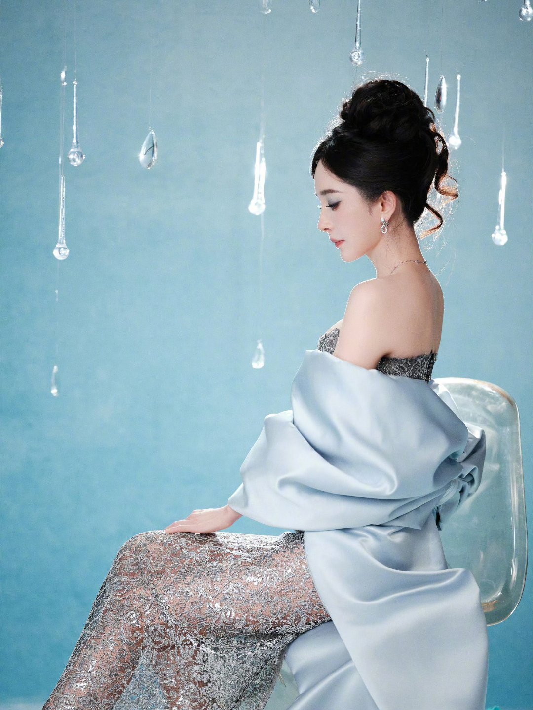 杨幂的蓝色镂空裙把浪漫与气场融合得很好，轻盈的面料让蓝色更显通透，镂空处的剪裁利