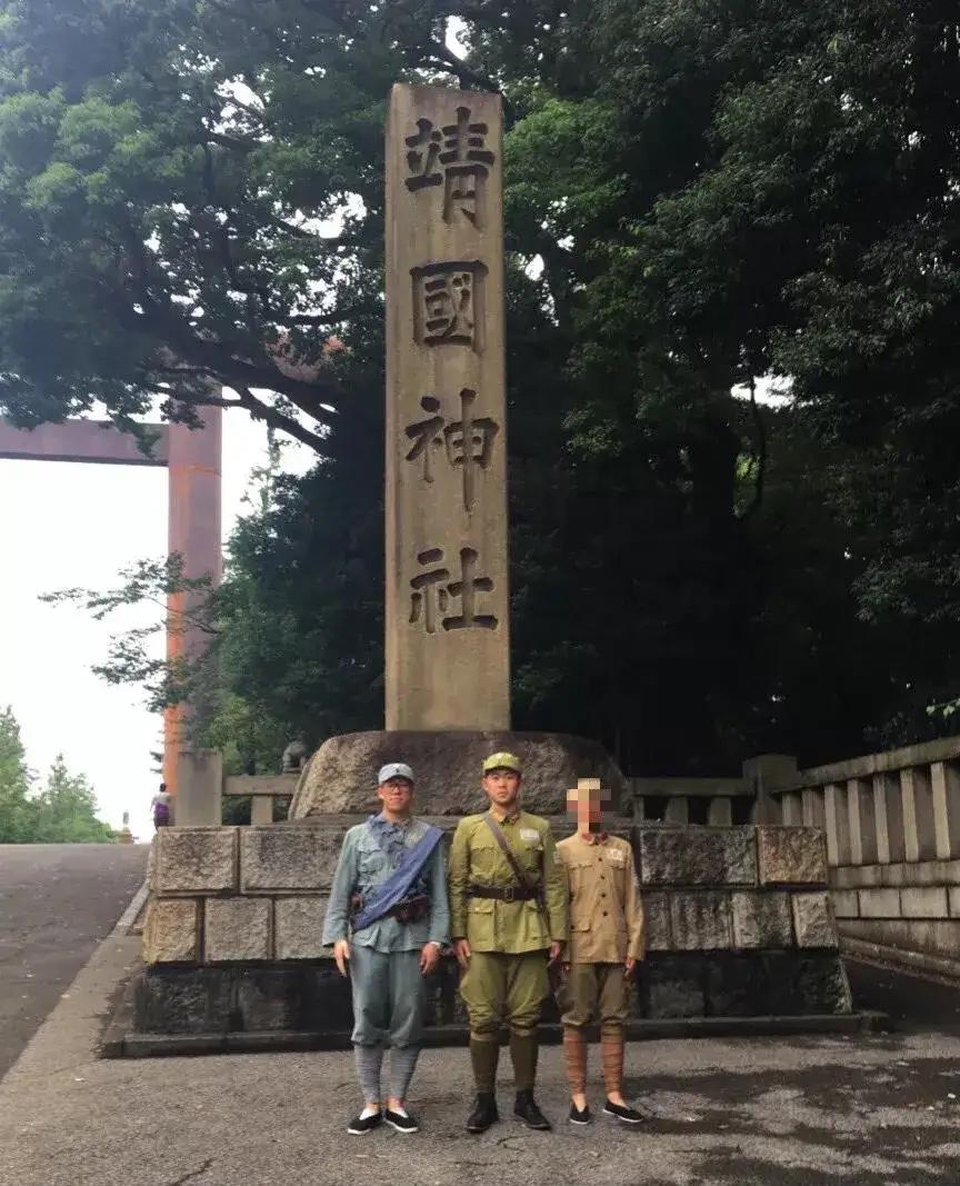 靖国神社的石碑前，三个中国年轻人站得笔直。身上穿的不是潮牌，是抗战时期的军装—