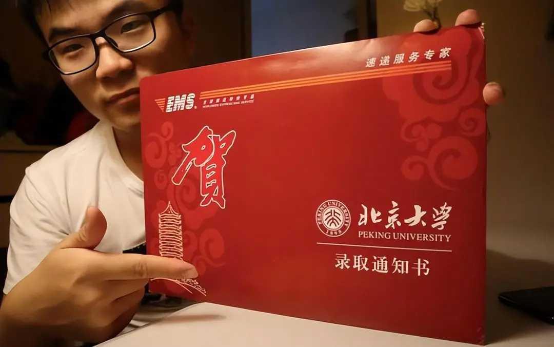 网上有中年家长言辞犀利地称“北大75%都是天坑专业”，还列出清单自证。所谓“天坑
