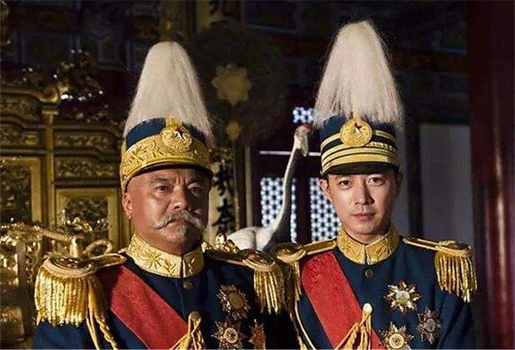 据袁世凯贴身侍卫陶树德回忆:袁世凯每天5点起床后,先喝鸡汤、牛肉汤开胃;7点左右