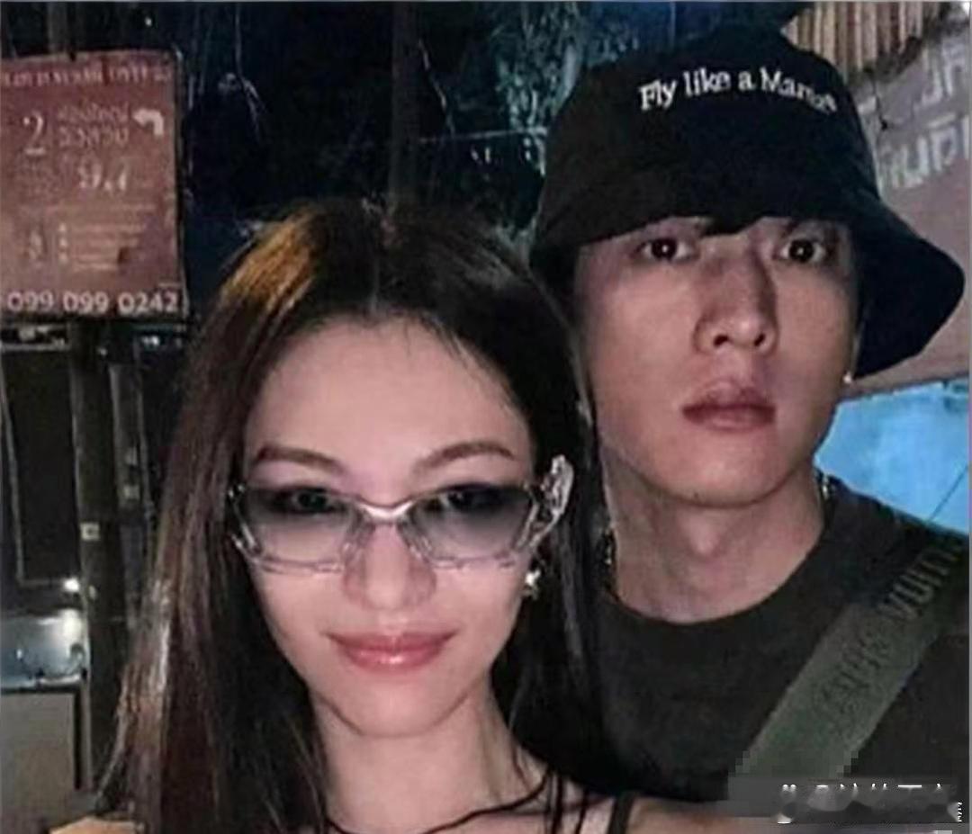 楚曦和侯雯元差点就领证结婚了，结果男方被突然分手。侯雯元不纠缠，麻溜地好聚好散。