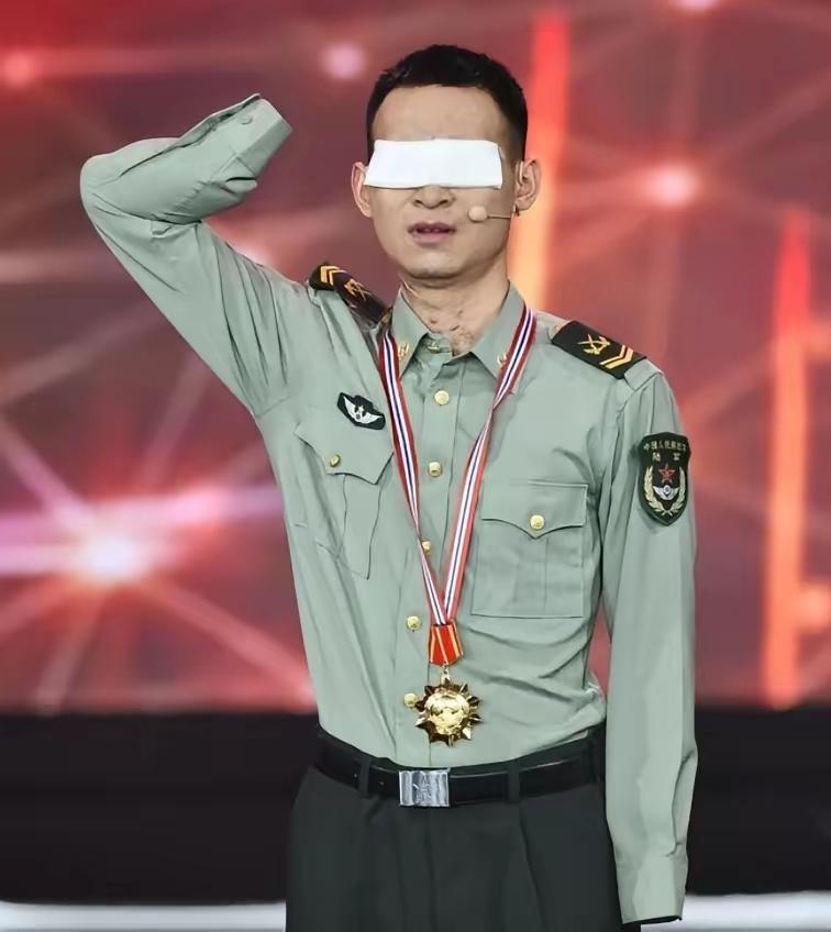 有人给杜富国算了笔账：月津贴3万2，国家分了180平的房子，水电燃气全免。这笔账