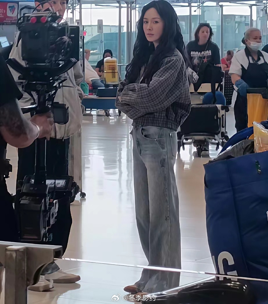 我朋友在泰国机场见着杨幂真人了。回来跟我说的第一句话就是：镜头真把人给坑了，本人