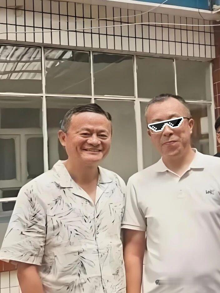 现在的马云老师，虽然看起来有些苍老，但让人感觉更加和蔼可亲了，像个老教授。