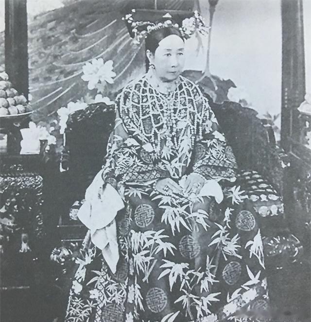 1888年，李鸿章花6000两白银，买来1套供电设备，打算给慈禧住处装上电灯泡。