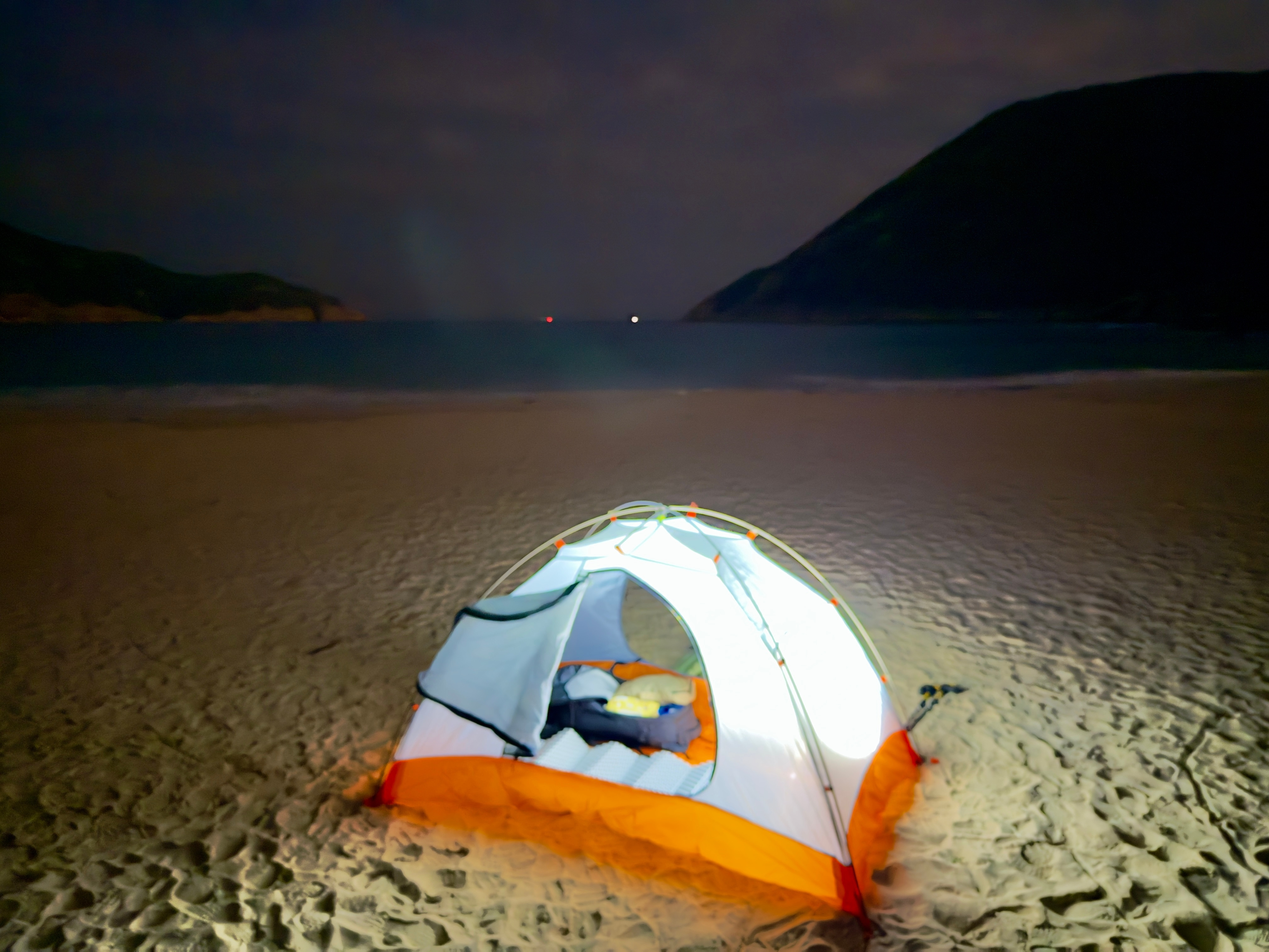 第一次独自野外露营，希望今晚一切顺利，别遇到野猪什么的