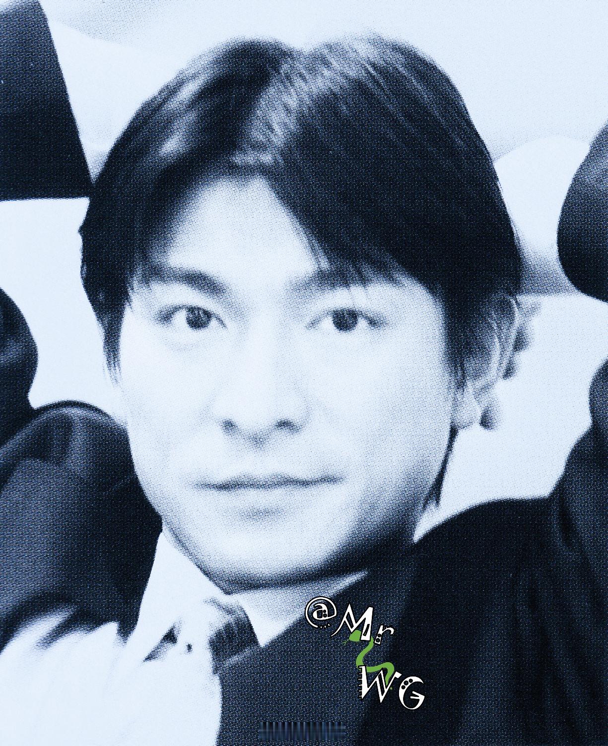 刘德华独家扫描上班💼的动力，是可以看到这样工位附近的帅气风景——办公室男神，