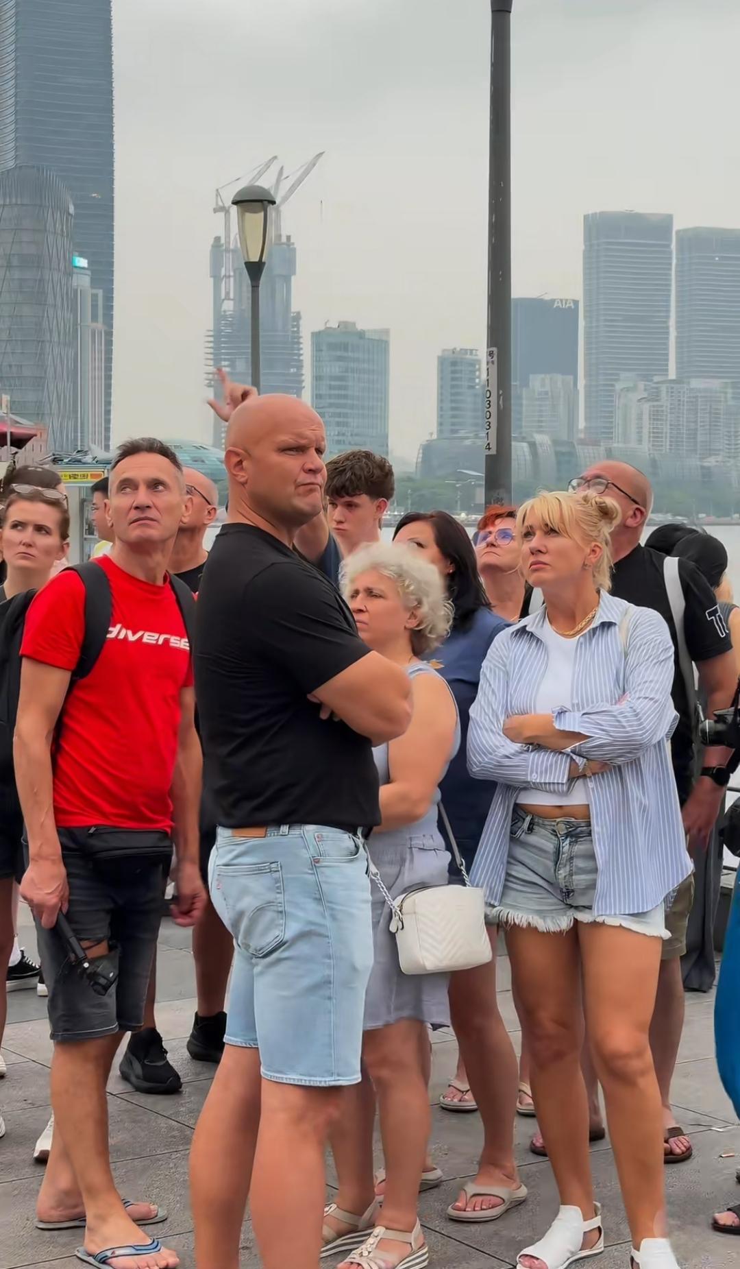 来到上海外滩旅游外国游客，脸上的表情耐人寻味！很少看见那种脸上挂着轻松笑容的