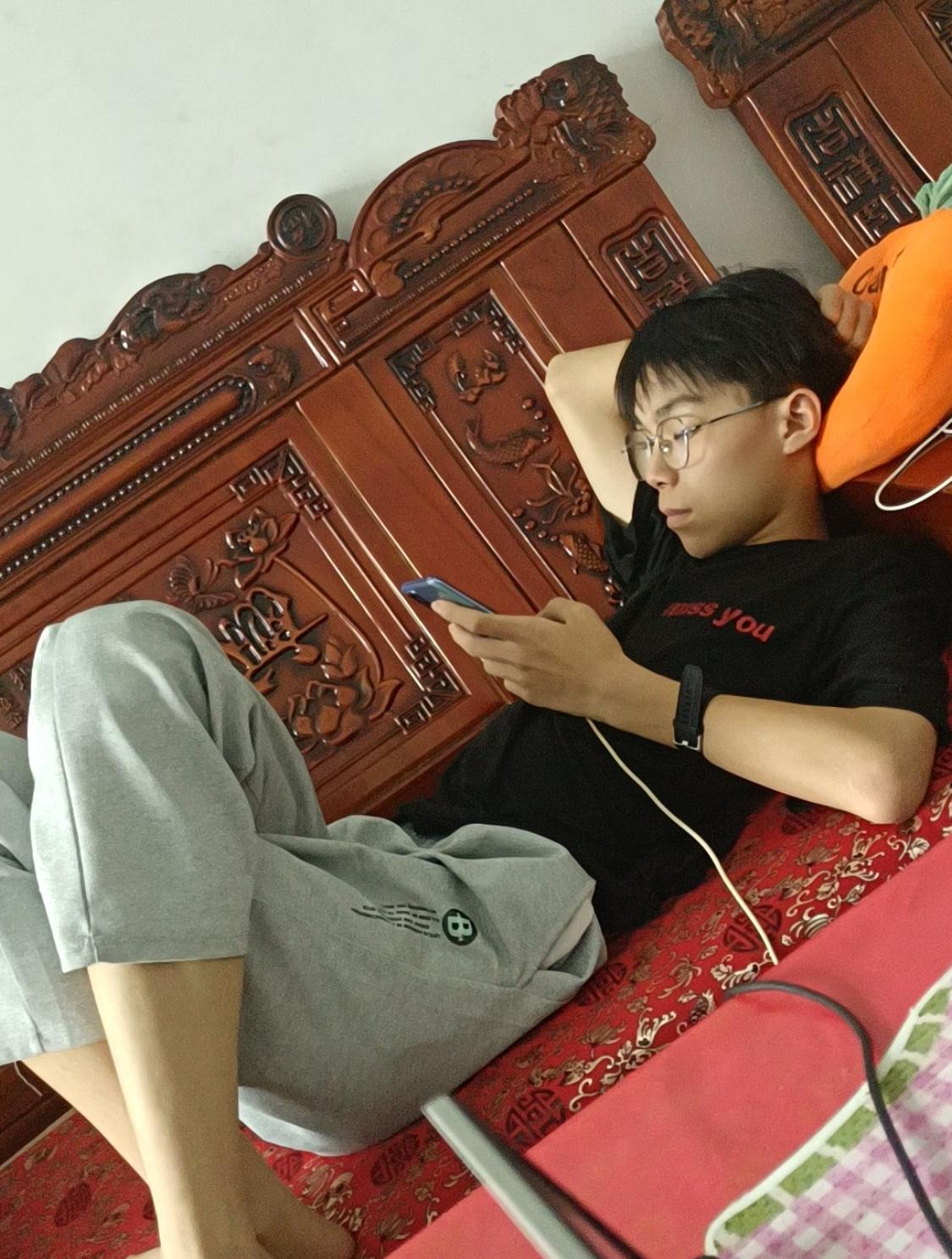 现在最隐蔽的啃老，已经不是伸手问爸妈要钱了，而是住着父母的房、吃着父母的饭，却不