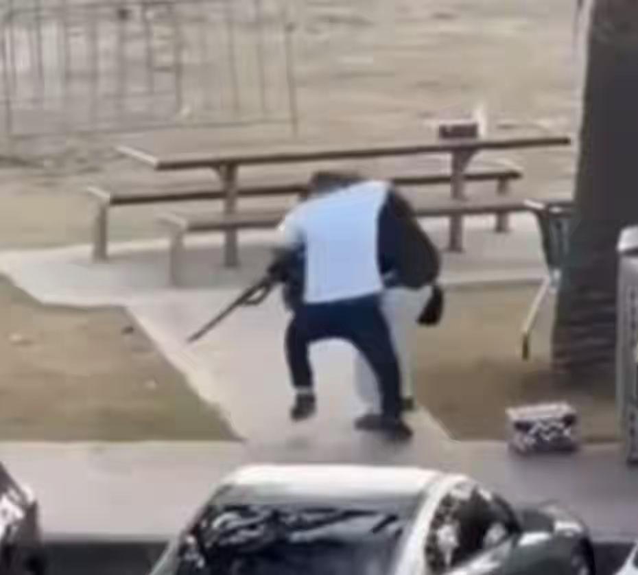 悉尼血色黄昏：枪手挥手清场精准猎杀，水果店主空手夺枪引爆全球泪点与争议！那个