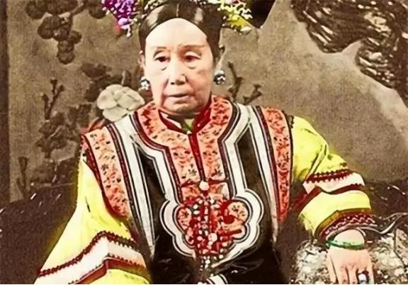 慈禧每次沐浴过后，仅留李莲英一人侍奉，帘后不时传出喊痛之声……可没人告知你：