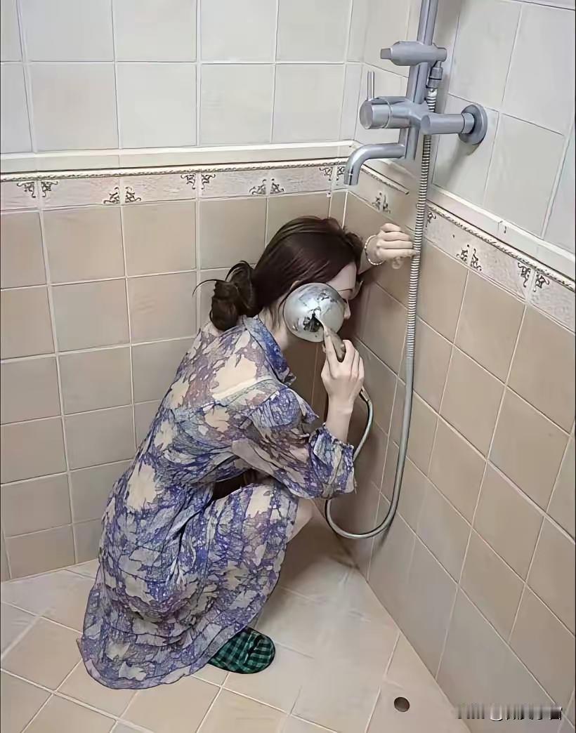 这女人疯疯癫癫，似精神病又似喝醉了酒，即使怀疑她是做什么特工工作的也不算离谱！