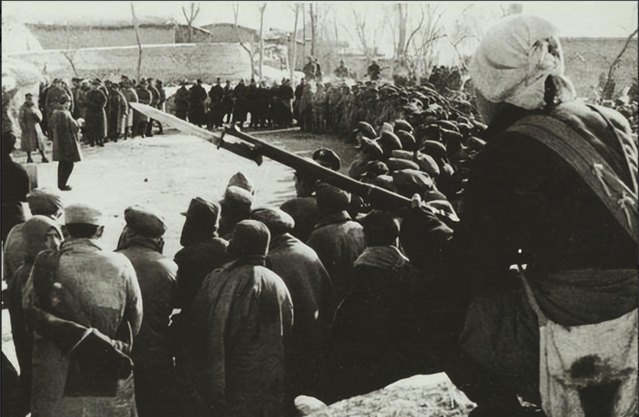 1946年，刘伯承想打敌王牌师，不料点将时，二野许多名将皆沉默不语。邓在一旁激道