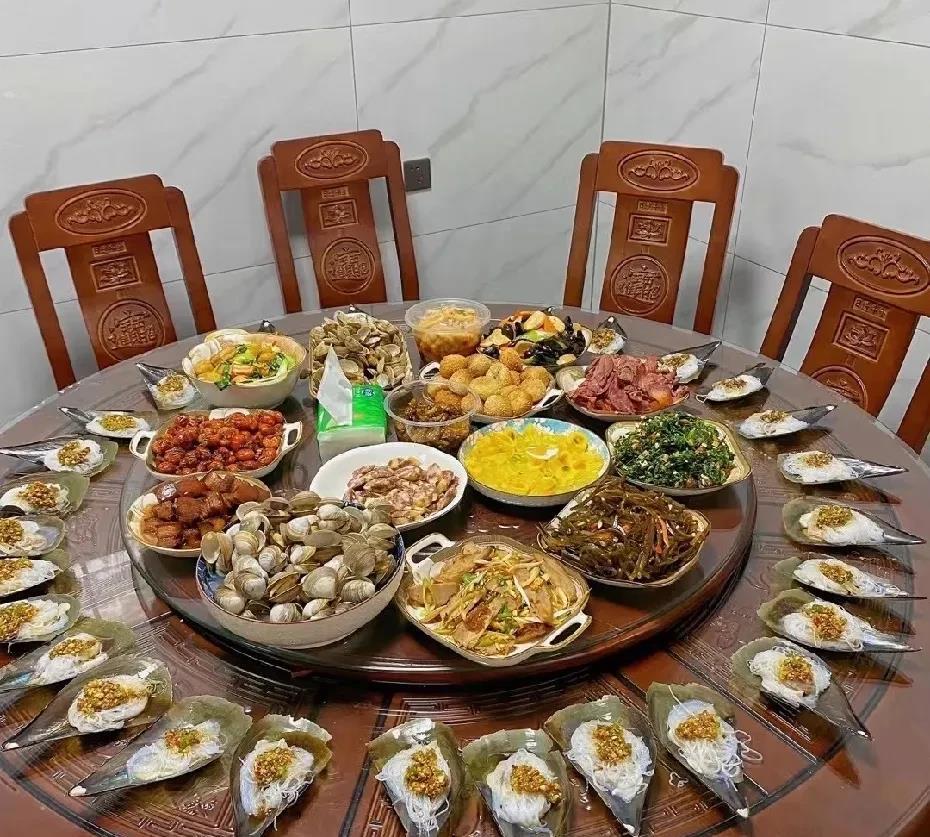 哇，这是谁家的家宴啊这么厉害这么丰盛有没有合适你胃口的菜啊家宴是最高级的