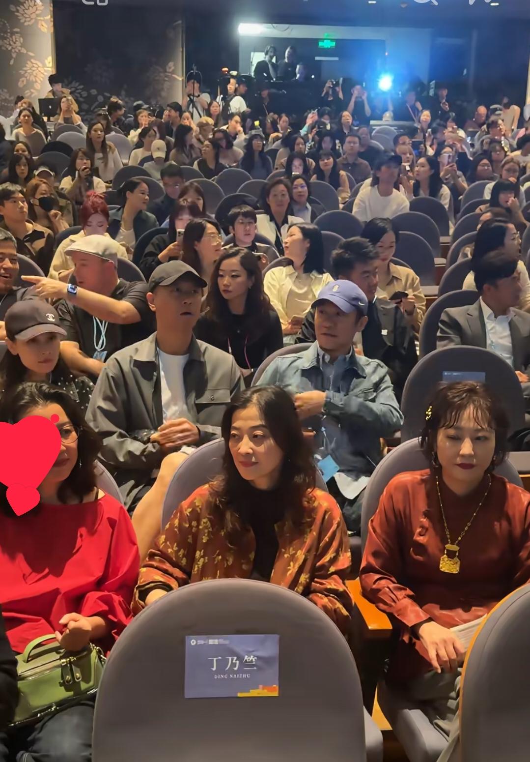 本来刷视频看德华和嫂子呢，没想到被后面的俩人给成功抢镜了！德华后面的那两位就是