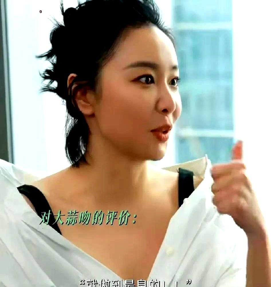 高叶和袁弘在拍吻戏的时候，被导演要求吃了大蒜再接吻，高叶一脸嫌弃，很是不理解的问