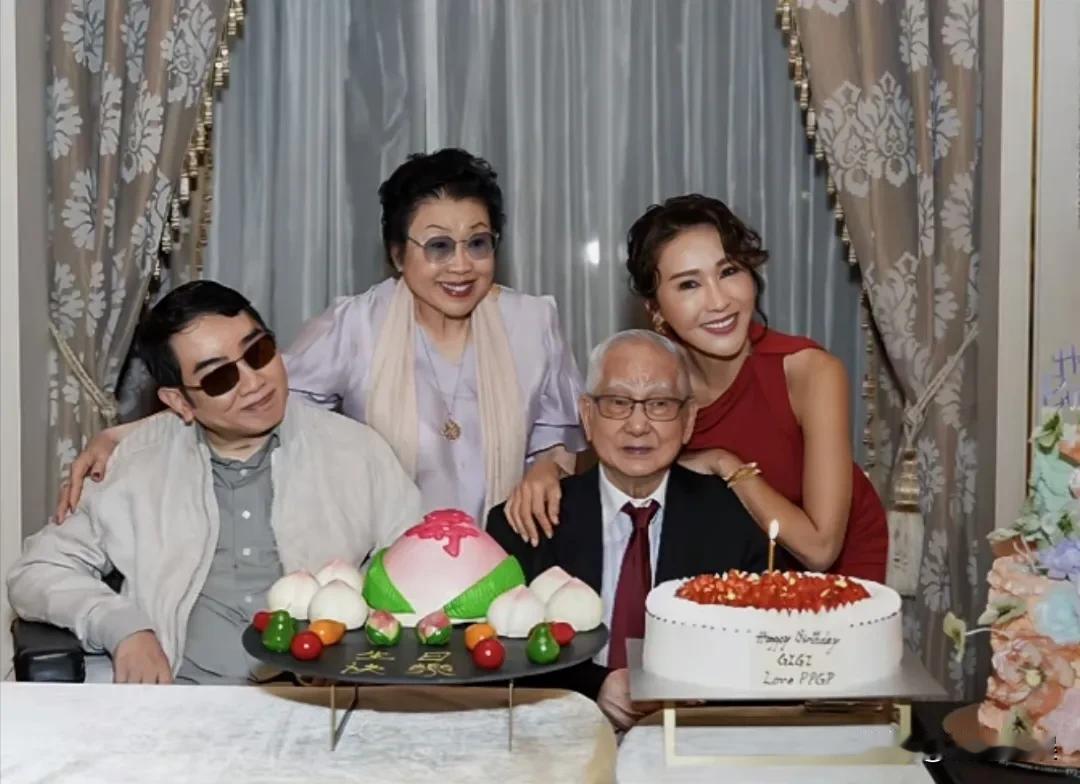 港星黎姿庆祝55岁，和父母同框，弟弟黎婴也罕见出镜。国庆这天，也恰好是黎姿的生