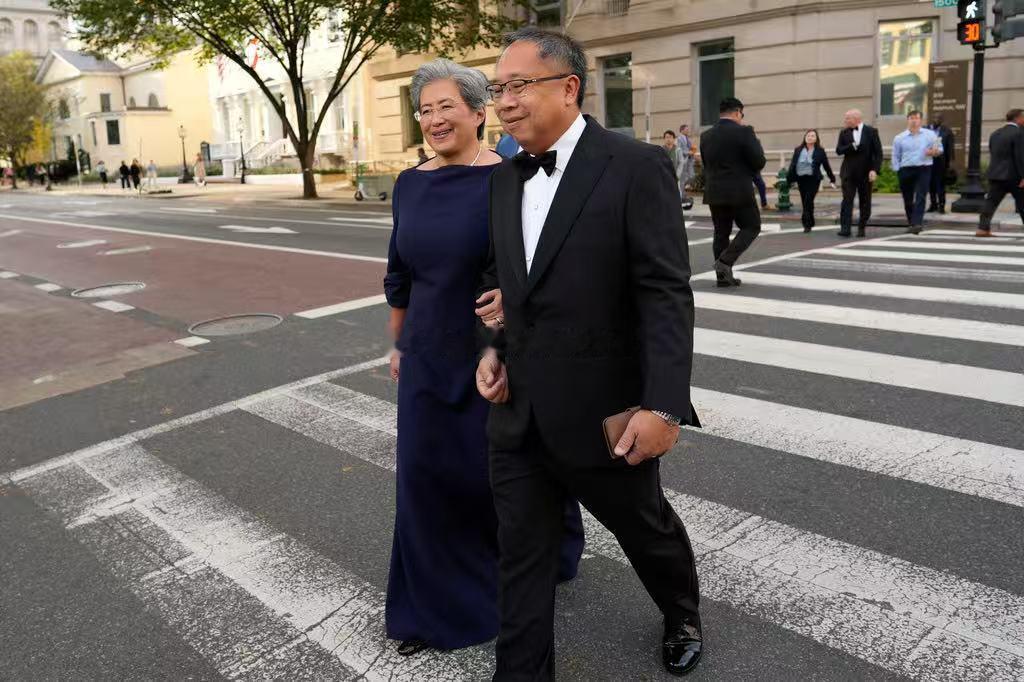 那边正在进行的宴会之前：超威半导体（AMD）董事长兼CEO苏姿丰（左）与丈夫DanielLin，英伟