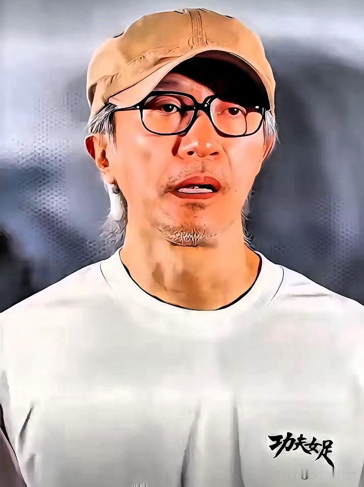 周星驰哭了。不是票房破16亿哭的，是一个小孩喊了他一声“星爷爷”。7月22日，
