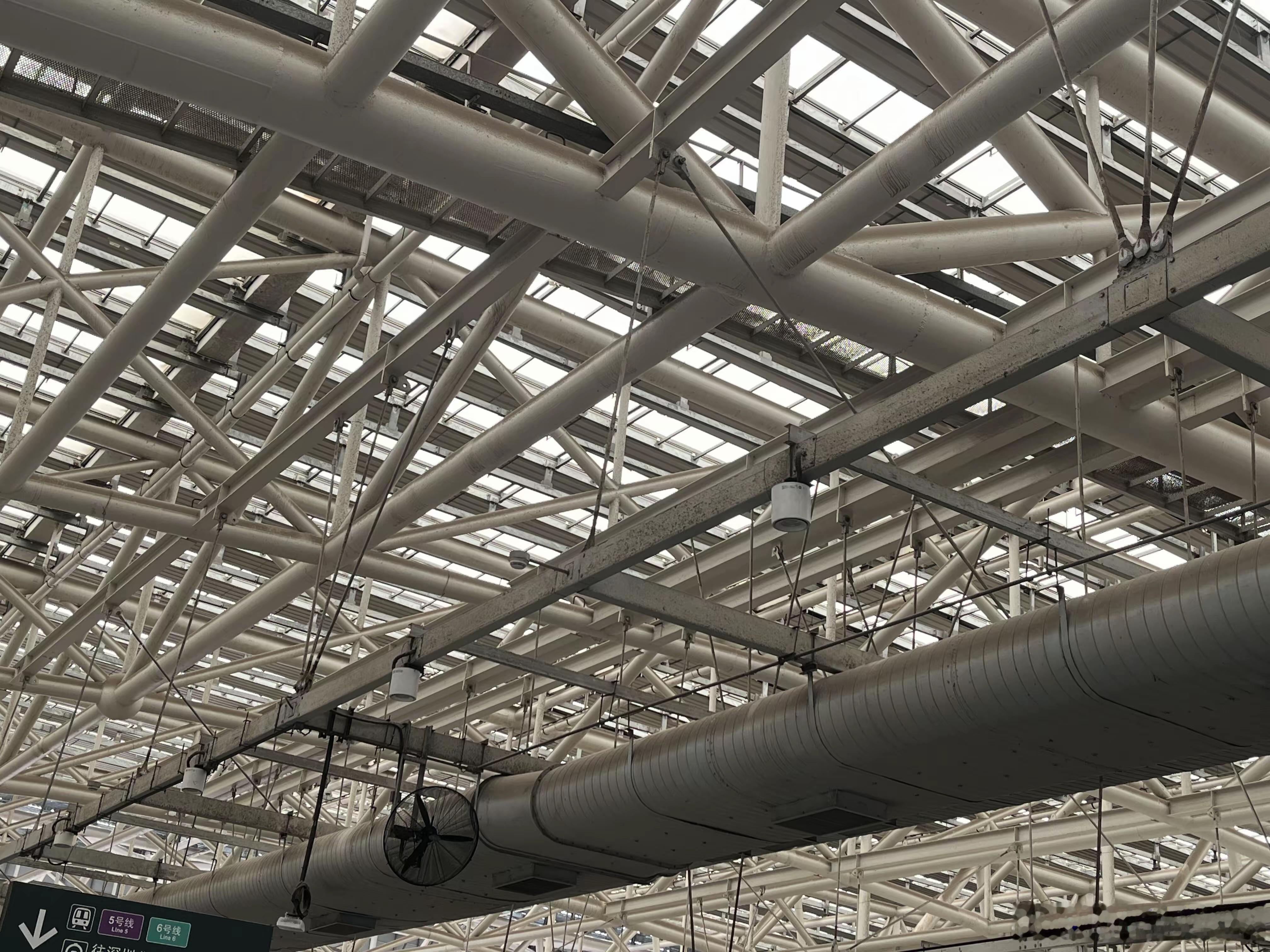 深圳北站这些钢结构多久没清洗？已经落了厚厚一层灰了，找无人机来洗一下吧，毕竟是深