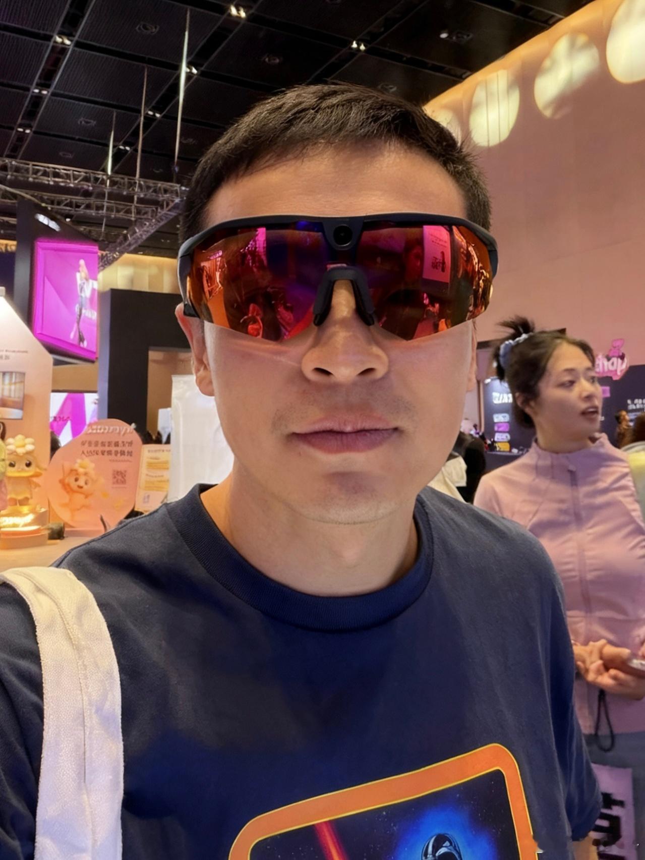 因为已经有了RayBanMeta和OakleyMeta两幅AI眼镜所以对智能