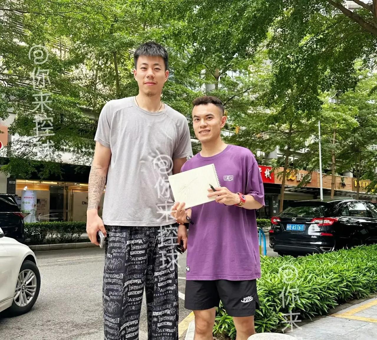 这不挺好的嘛！[赞]广东球迷深圳街头偶遇辽篮球员张镇麟，不得不说，张镇麟人品还