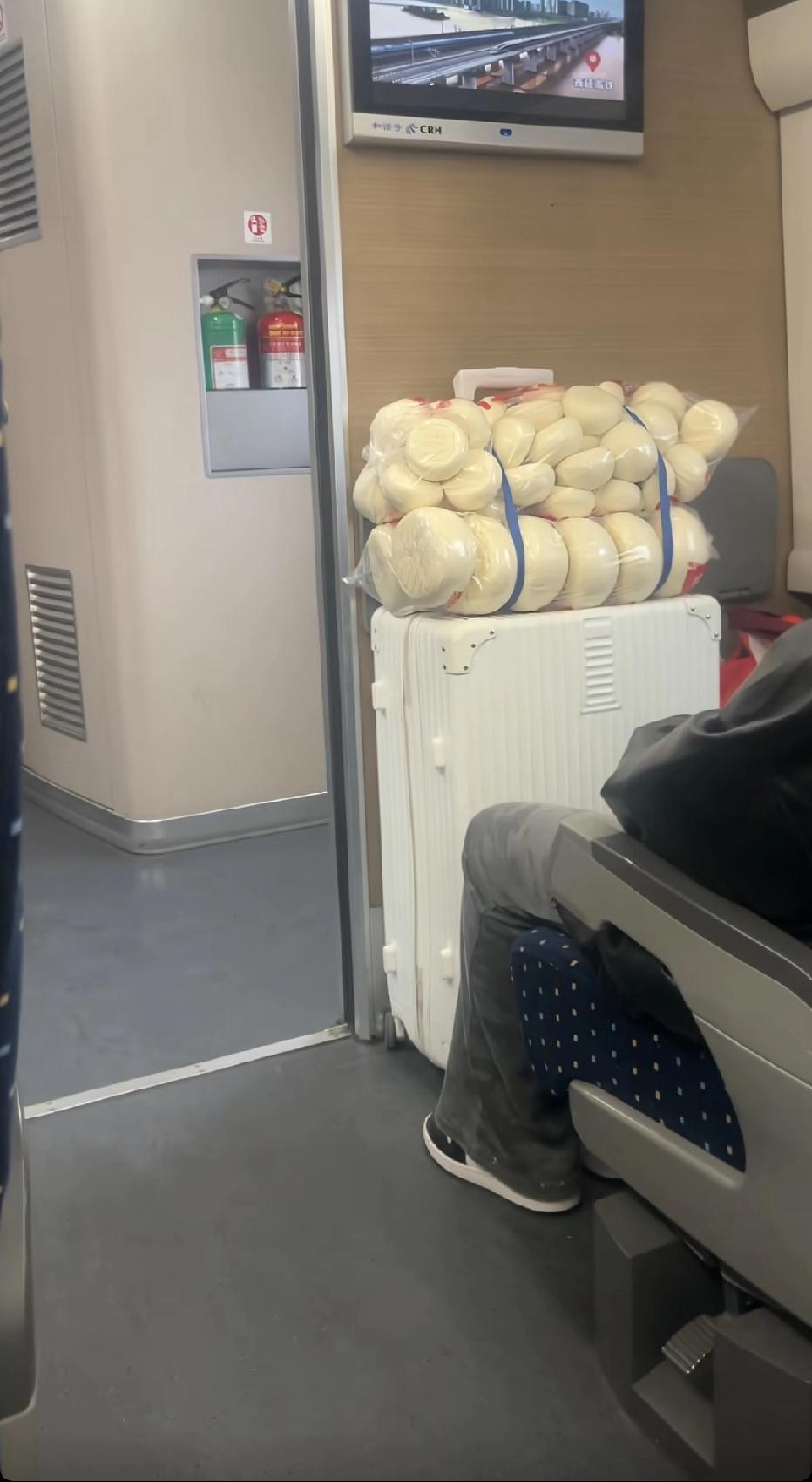 这一大袋馒头，数量看着就很吓人啊，这得多少天才能吃完呀[捂脸哭]