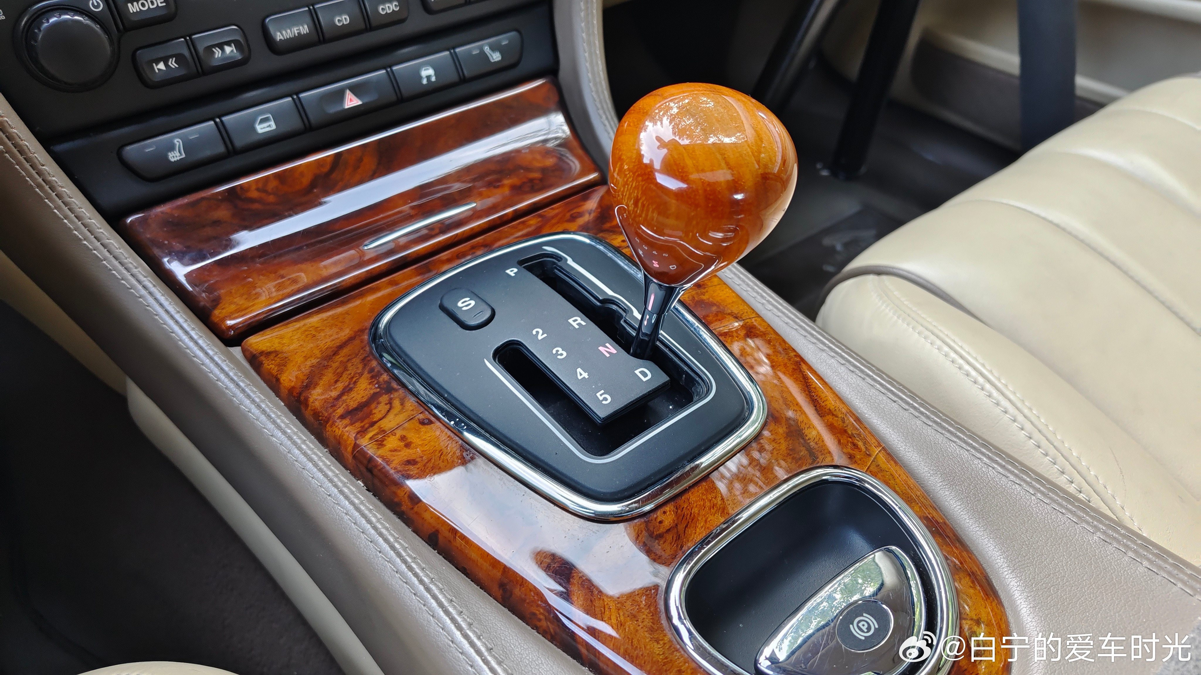 桃木内饰是用来画龙点睛的，所以它本身必须特别高级特别精美才能达到提升内饰质感的效