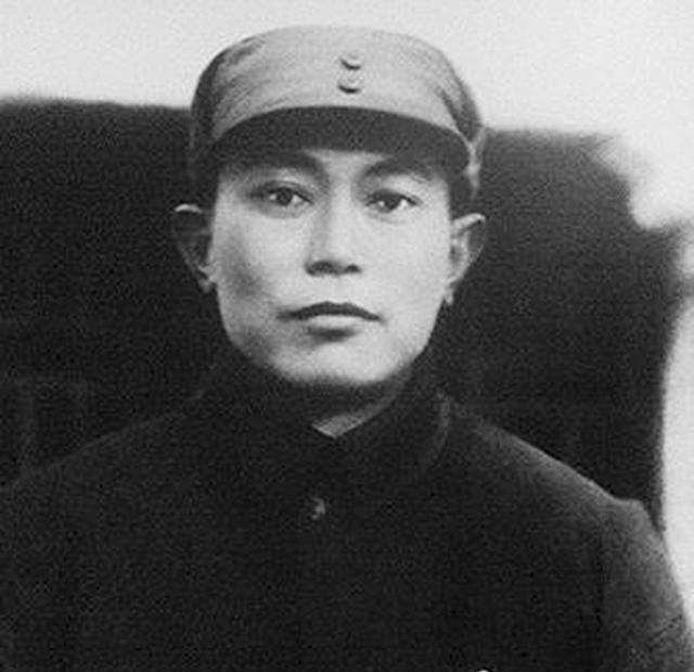 1938年底，总政治部副主任谭政找来原红30军政委李先念谈话：“先念同志，组织决