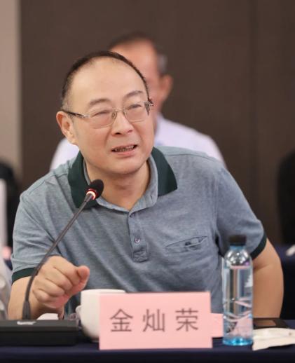 金灿荣教授卸下防备，说了点心里话。1、我国有1.6亿农村60岁以上老人，每月养