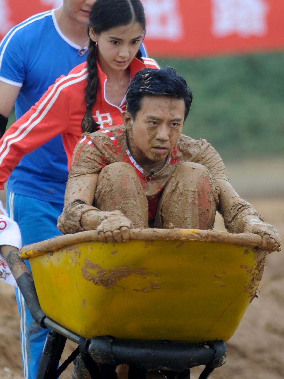 想赢的人脸上是没有笑容的重温当年跑男，那个时候玩游戏大家都是超级认真的，邓超一脸