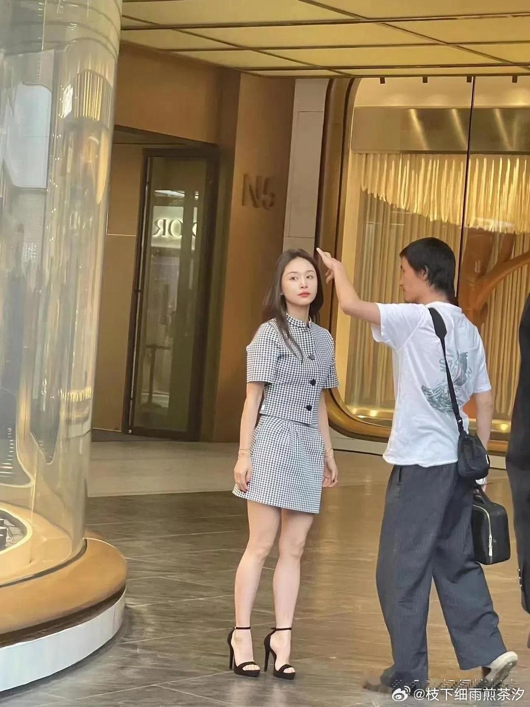 她有158吗？个子高真有优势，王子文脸美，但全身照因鞋太高显累，一下拉低美貌档次
