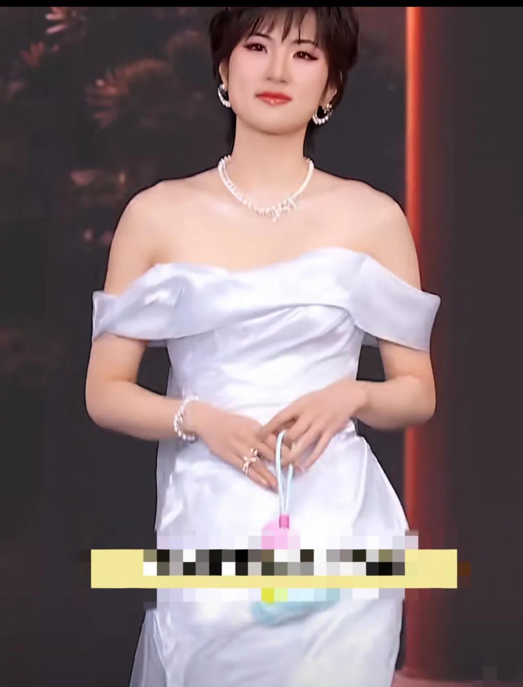 姚安娜一件浮光锦礼服，凭什么值几万块？这背后，是《甄嬛传》安陵容的悲剧，更是现