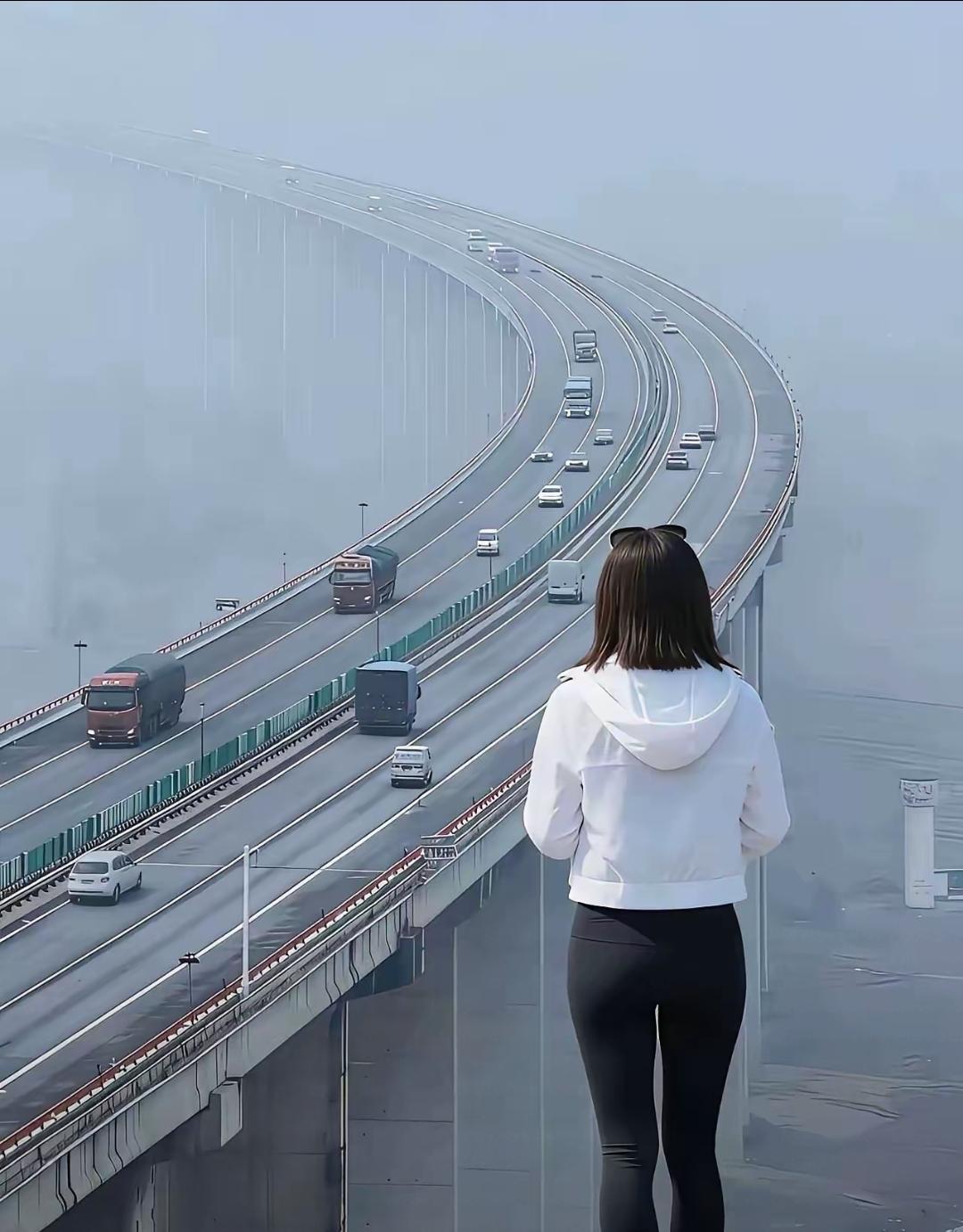 美女高架桥旁站，很多车辆开上边。天空弥漫厚浓雾，对岸人儿看不见。
