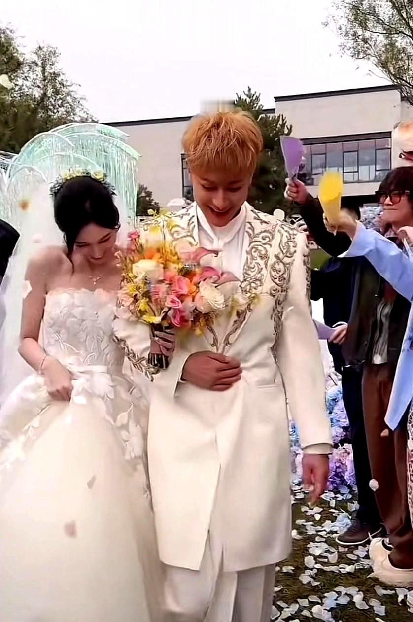 徐艺洋黄子韬的婚礼，来了挺多明星参与。大家扒拉了一圈，就是没瞅见鹿晗的身影，这