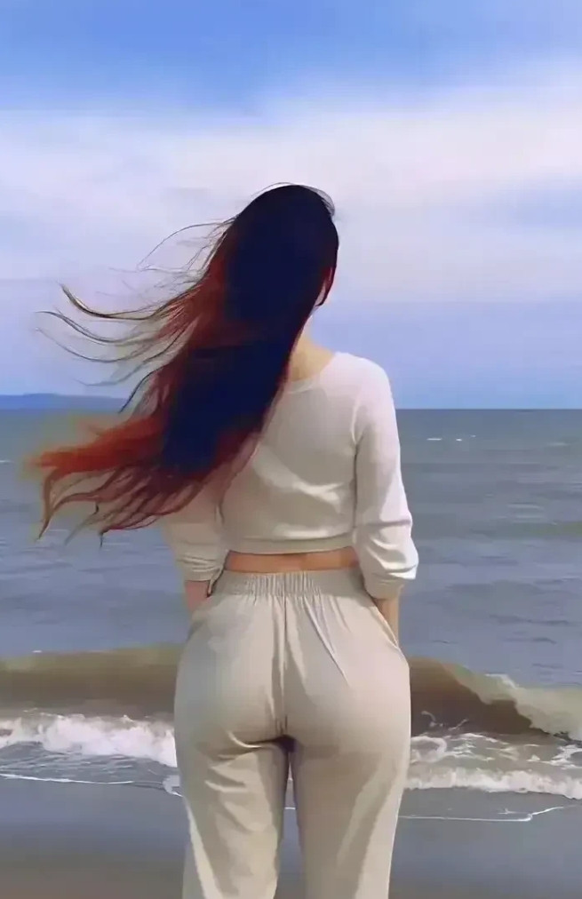 发现了吗？很多女人年轻时，喜欢留长发的，到了五十岁左右，就剪短留短发，不剪