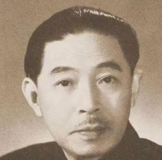 1928年，32岁的茅盾出轨23岁的女学生秦德君，不久后，秦德君怀孕，茅盾一把将