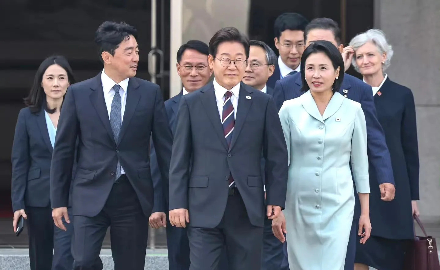 标题：李在明夫妇访加，夫人颜值引热议天呐！李在明夫妇出国