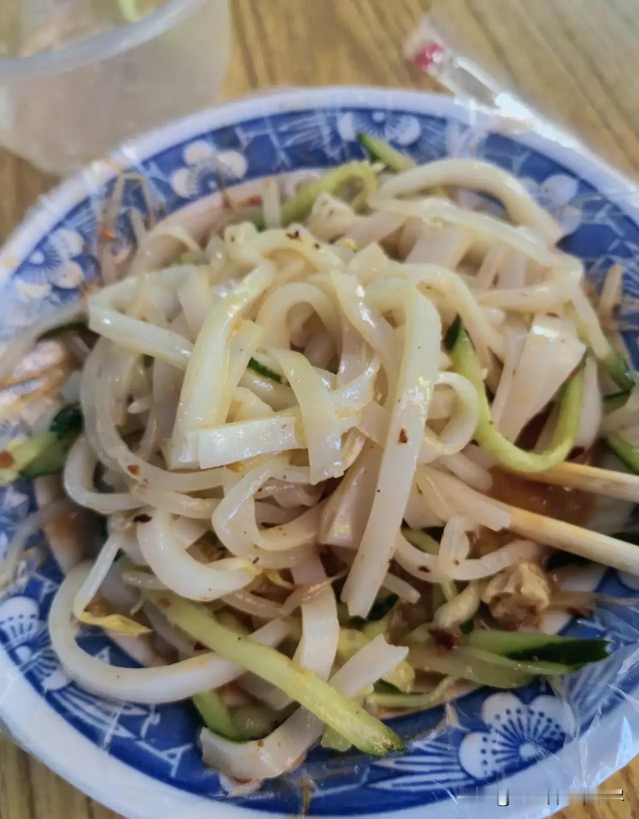 我发现陕西的凉皮价格可真是个谜，有的饭店凉皮卖10块钱一碗还嫌不赚钱，而有的饭店