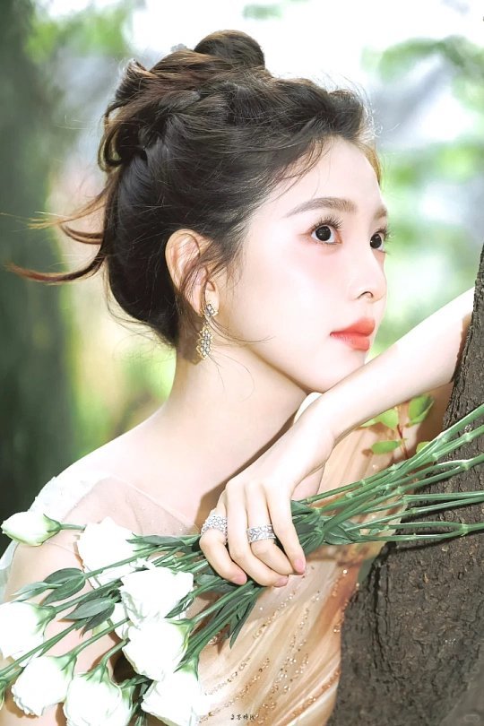 章若楠一天就吃一个鸡蛋网传章若楠为了维持上镜的纤细身材，一天只吃一个鸡蛋，极致自