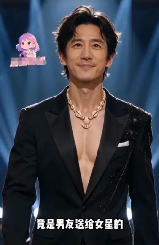 大瓜来了！有爆料称，一位顶流女明星疑似在恋爱期间劈腿，被演员男友发现后，在家中气